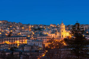 Vista notturna di Modica