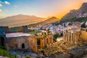 Vista di Taormina dal sito archeologico al tramonto