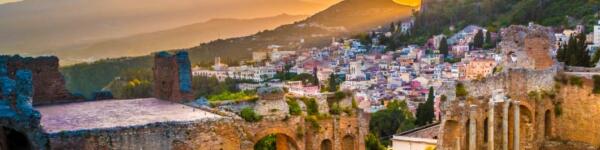 Vista di Taormina dal sito archeologico al tramonto